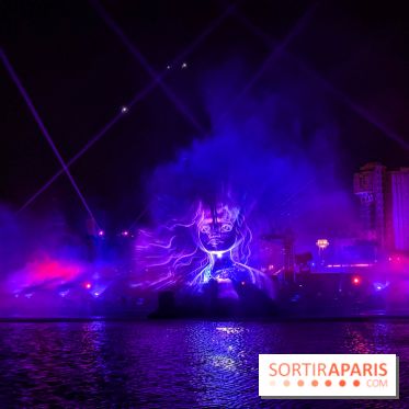 Disneyland Paris : Disney Cascade of Lights, le spectacle nocturne sur Adventure Bay