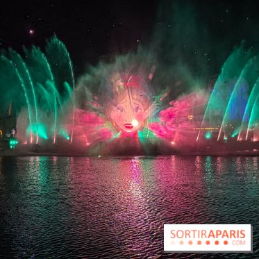Disneyland Paris : Disney Cascade of Lights, le spectacle nocturne sur Adventure Bay