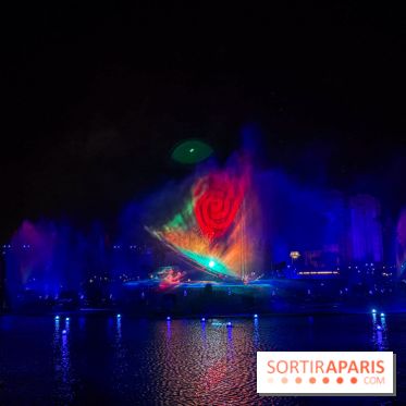 Disneyland Paris : Disney Cascade of Lights, le spectacle nocturne sur Adventure Bay