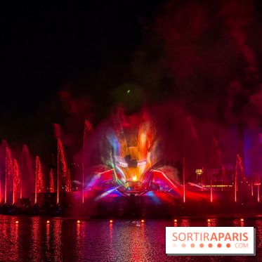 Disneyland Paris : Disney Cascade of Lights, le spectacle nocturne sur Adventure Bay