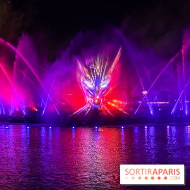 Disneyland Paris : Disney Cascade of Lights, le spectacle nocturne sur Adventure Bay
