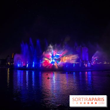 Disneyland Paris : Disney Cascade of Lights, le spectacle nocturne sur Adventure Bay