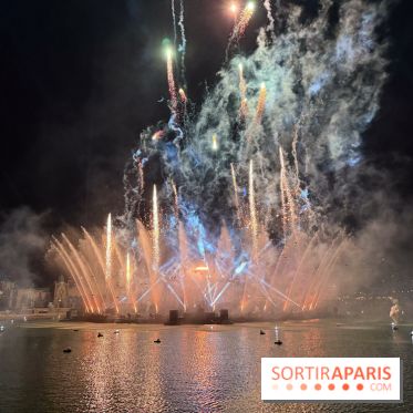 Disneyland Paris : Disney Cascade of Lights, le spectacle nocturne sur Adventure Bay