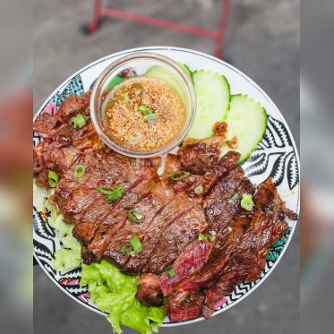 SEP LAÏ à Paris : aperçu des spécialités laotiennes proposées à la carte - Notre larme du tigre   on sait que vous l’adorez, alors on se permet 🐯