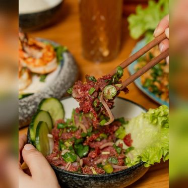 SEP LAÏ à Paris : aperçu des spécialités laotiennes proposées à la carte - Plaisir ultime à chaque bouchée. Vous ne pourrez plus vous en passer ! ✨😋..📍11 rue Buffault, P