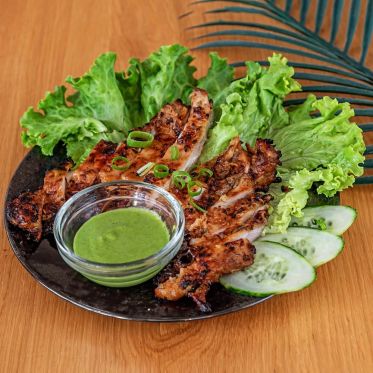 SEP LAÏ à Paris : aperçu des spécialités laotiennes proposées à la carte - Succombez aux délices croustillants de notre Ping Kai ! 🍗✨ Ce plat iconique dévoile le mariage 