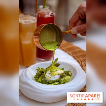 La terrasse jardin du Sax Hotel avec piscine - oeufs pochés asperges