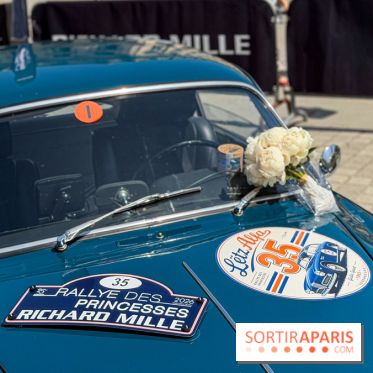 Le Rallye des Princesses expose ses voitures de collection sur la Place Vendôme