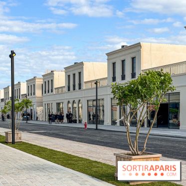 Valvert Croix Blanche : le complexe shopping-loisirs XXL en Essonne avec fontaine et parc à dinosaures