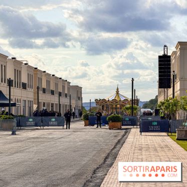 Valvert Croix Blanche : le complexe shopping-loisirs XXL en Essonne avec fontaine et parc à dinosaures