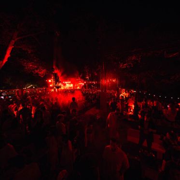 La Clairière : le club open-air de Paris pour l’été 2026 - @SEBASTIENK ARTS CLAIRIERE 06250