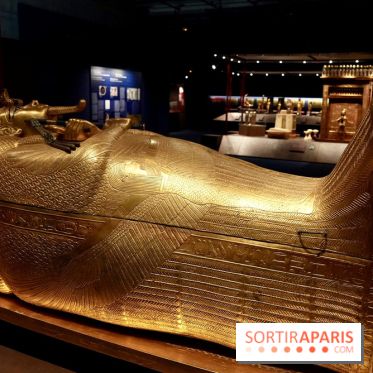 Le sarcophage illuminé dans l’exposition Toutânkhamon - Toutankhamon : son tombeau et ses trésors