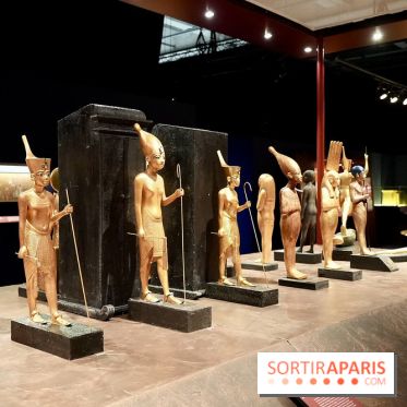 Chars et statues dans l’exposition Toutânkhamon - Toutankhamon : son tombeau et ses trésors