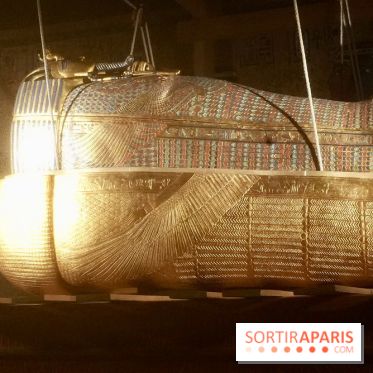Le sarcophage doré dans sa vitrine - Toutankhamon : son tombeau et ses trésors