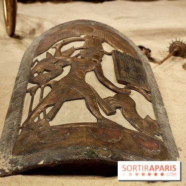 Bouclier cérémoniel au pied du char de Toutânkhamon - Toutankhamon : son tombeau et ses trésors