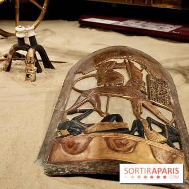 Bouclier royal décoré près du char - Toutankhamon : son tombeau et ses trésors