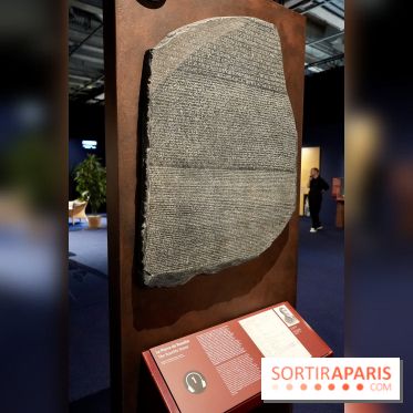 La pierre de Rosette dans l’exposition Toutânkhamon à Paris - Toutankhamon : son tombeau et ses trésors