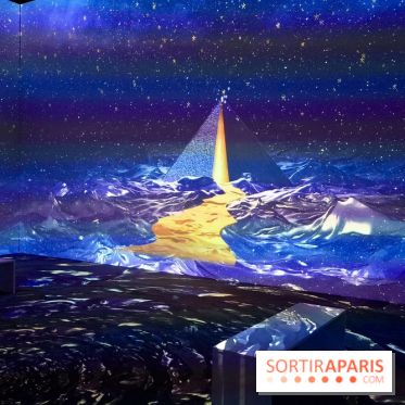 Pyramide lumineuse dans l’expérience immersive - Toutankhamon : son tombeau et ses trésors