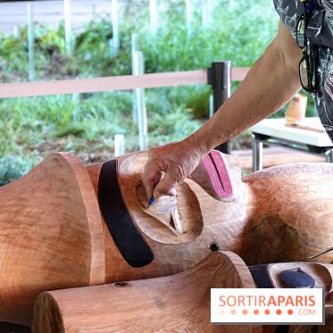 Un mât héraldique installé dans le jardin du musée du Quai Branly