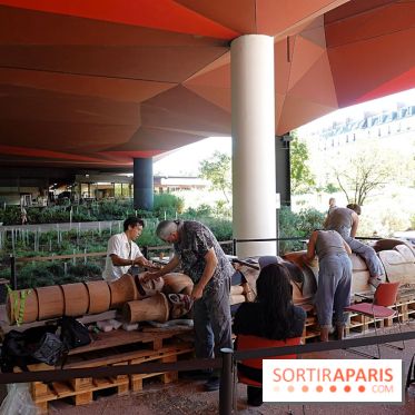 Un mât héraldique installé dans le jardin du musée du Quai Branly