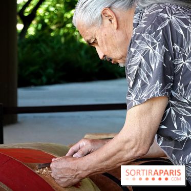 Un mât héraldique installé dans le jardin du musée du Quai Branly