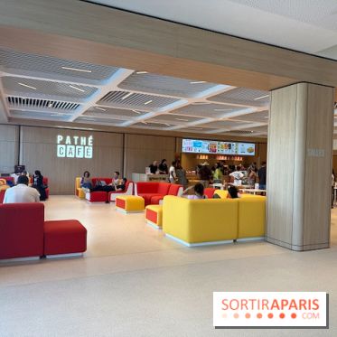 Lobby du cinéma avec canapés colorés et cafétéria