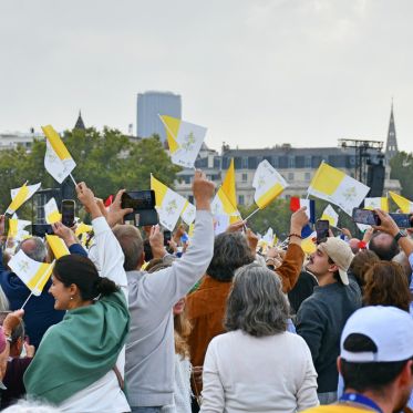 En images : la messe géante sur les Champs-Elysées du Pape Léon XIV