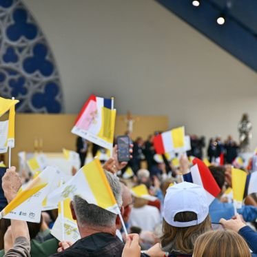 En images : la messe géante sur les Champs-Elysées du Pape Léon XIV