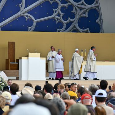 En images : la messe géante sur les Champs-Elysées du Pape Léon XIV