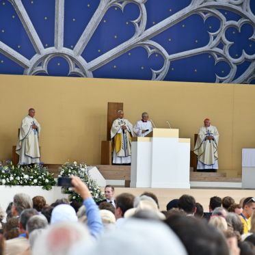 En images : la messe géante sur les Champs-Elysées du Pape Léon XIV