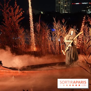 Parc de l'Étrange 2026 : Barque fantôme et musicien encapuchonné dans un paysage nocturne