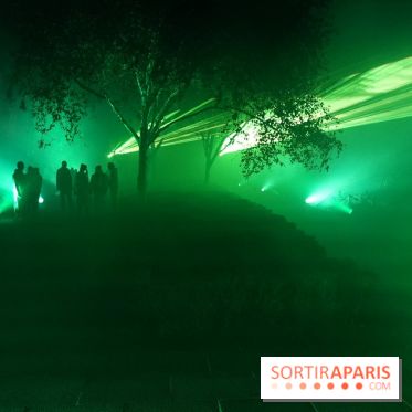 Parc de l'Étrange 2026 : Lumières vertes dans le parc nocturne