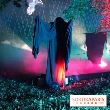 Parc de l'Étrange 2026 : Silhouette drapée et installation lumineuse dans un paysage nocturne