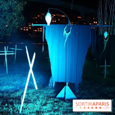 Parc de l'Étrange 2026 : Figure enveloppée dans une tenture bleue au parc nocturne