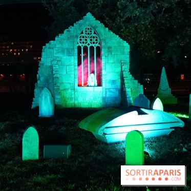 Parc de l'Étrange 2026 : Fenêtre gothique illuminée dans un cimetière nocturne