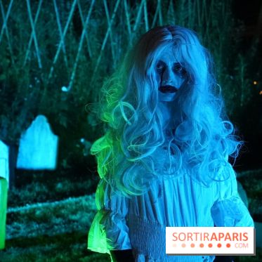 Parc de l'Étrange 2026 : Figure fantomatique sous lumière bleue dans le parc
