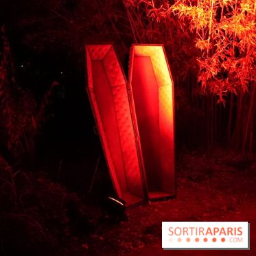 Parc de l'Étrange 2026 : Cercueil lumineux rouges dans le parc