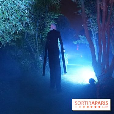 Parc de l'Étrange 2026 : Silhouette mystérieuse sur le chemin du parc