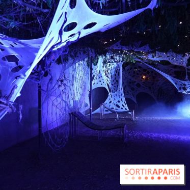 Parc de l'Étrange 2026 : Toiles lumineuses bleues dans le parc nocturne