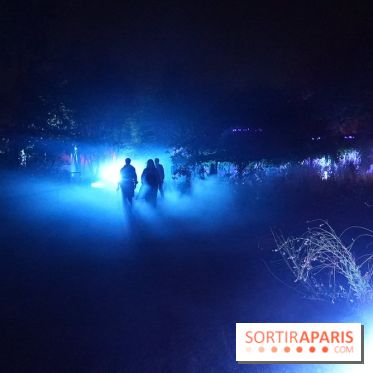 Parc de l'Étrange 2026 : Silhouettes dans un parc nocturne éclairé par des néons bleus