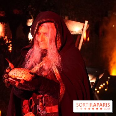 Parc de l'Étrange 2026 : Figure mystérieuse en cape sombre tenant un cerveau factice