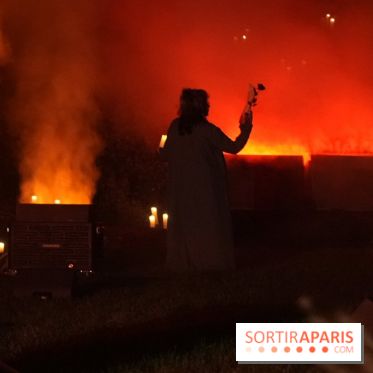 Parc de l'Étrange 2026 : Silhouette en manteau face à un grand brasier nocturne