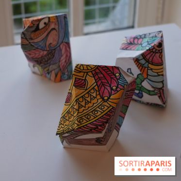 Aux frontières de l'imaginaire : Boîtes pliées colorées en papier
