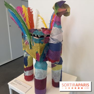 Aux frontières de l'imaginaire : Oiseau de papier multicolore