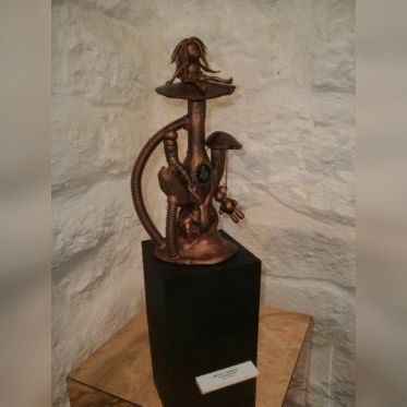 oh my gode! Miette ajoute encore une fois sa petite touche en superposant son petit personnage fétiche sur le haut de sa sculpture