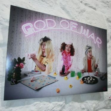 oh my gode! Cette mamie que vous voyez là n'est autre que la grand-mère de l'artiste, Eliz... 