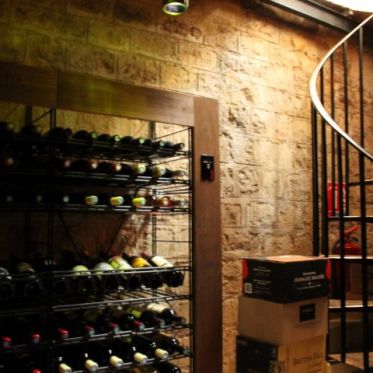 Epicerie Saint-Sabin, Cave à vin