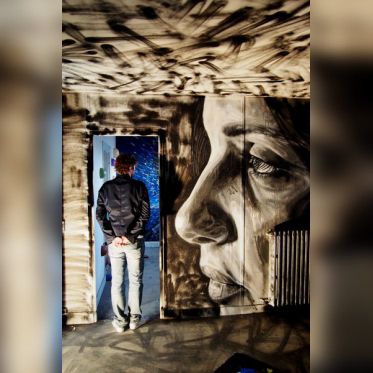 Woman face by David Walker street art wall graffiti Tour Paris 13 Galerie Itinerrance Gallery project