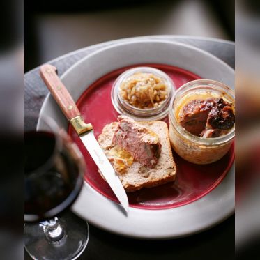 Terrine de campagne maison et sa compotée d'oignons à la myrte