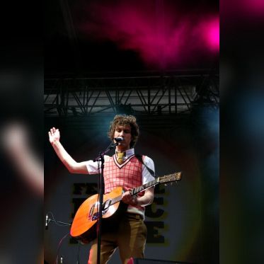 Florent Marchet sur le Parvis de l'Hôtel de Ville - Festival Fnac Live
